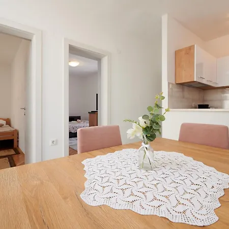 Cozy Downtown With Balcony Trogir