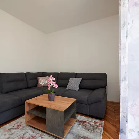 아파트 Cozy Downtown With Balcony