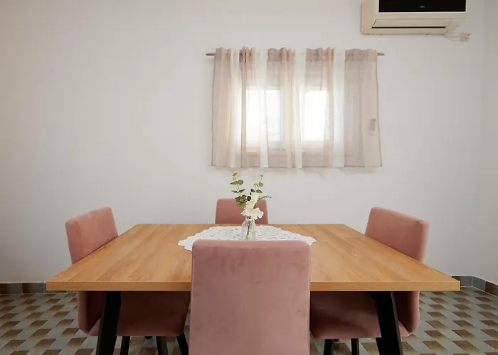 Cozy Downtown With Balcony * 트로기르