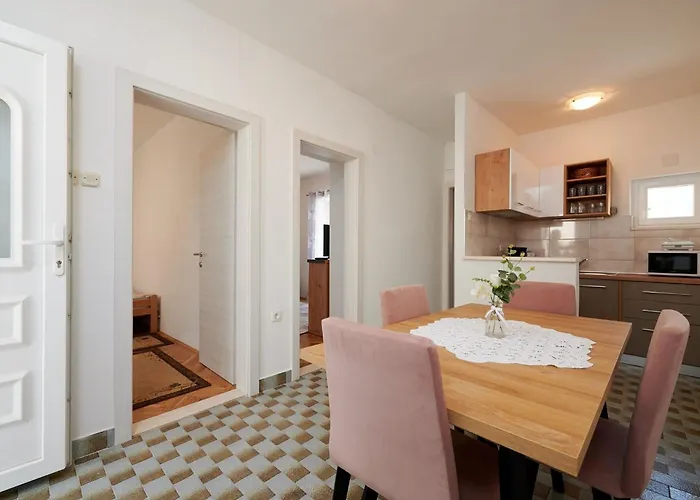 Cozy Downtown With Balcony 아파트 트로기르