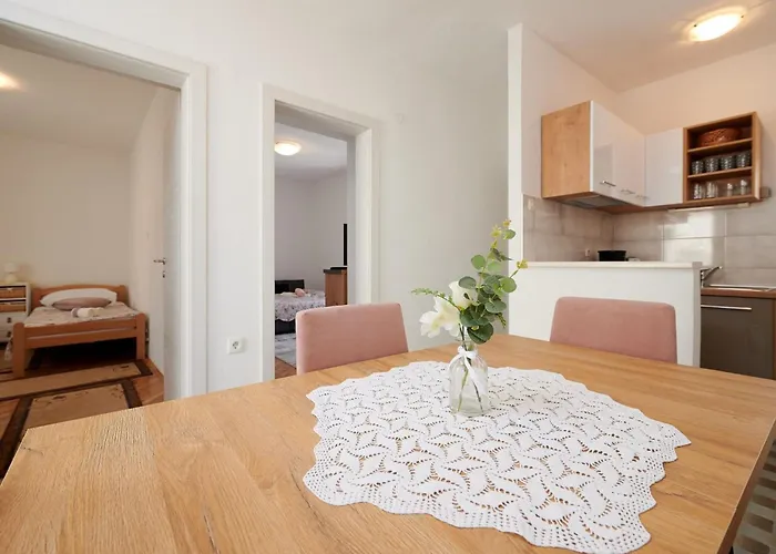 Cozy Downtown With Balcony 트로기르