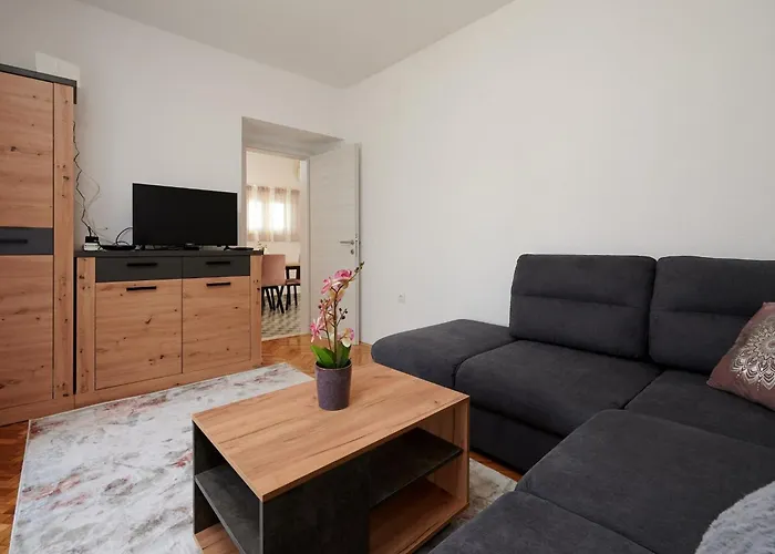 Cozy Downtown With Balcony * 트로기르