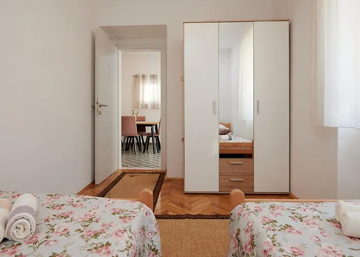 Cozy Downtown With Balcony * 트로기르